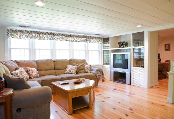 Sakafu ya pili: chumba cha familia kinachowafaa watoto kucheza au kubarizi au kama chumba cha mkutano. Kuna mkusanyiko mkubwa sana wa video za maprofesa bora wa chuo kikuu nchini Marekani wa mada zote tofauti. Unasikiliza moja na umechangamka.