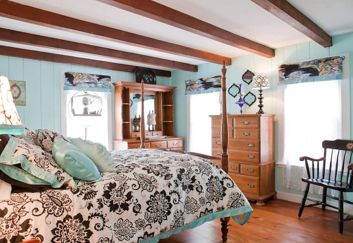 Sakafu ya kwanza: Chumba cha kulala cha aqua kilicho na kitanda cha ukubwa wa malkia na kiko ng 'ambo kutoka kwenye bafu kuu la pembezoni