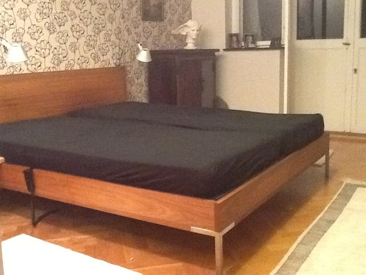 Dormitorio doble en el primer piso con balcón privado