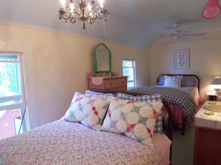 2 lits complets partagent cette chambre.  Tous les lits ont des matelas confortables avec surmatelas en mousse à mémoire de forme et literie de luxe, y compris un choix d'oreillers en duvet et en poly, courtepointes et couettes en duvet.