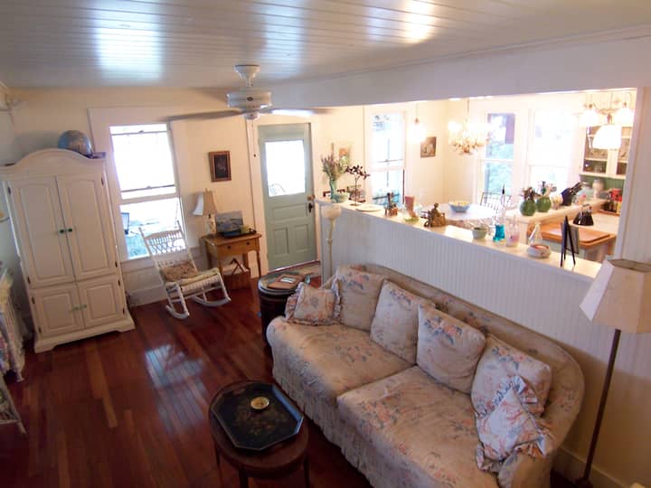 Étage principal ouvert avec salon, salle à manger, cuisine,  2 lits jumeaux et salle de bain complète.
