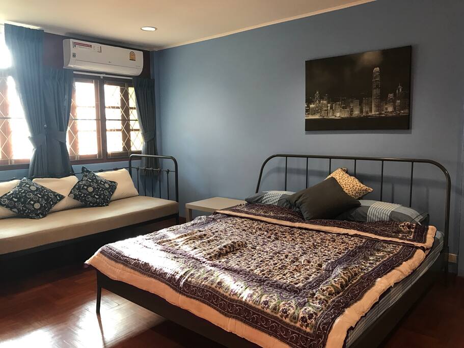 King size bed and a single one.