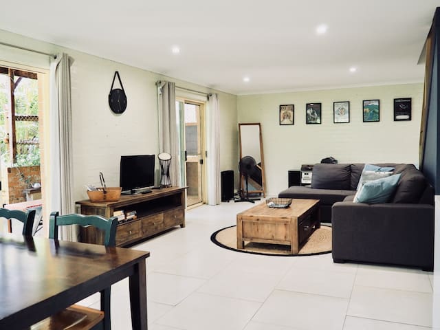 Spacious studio apartment - walk to town