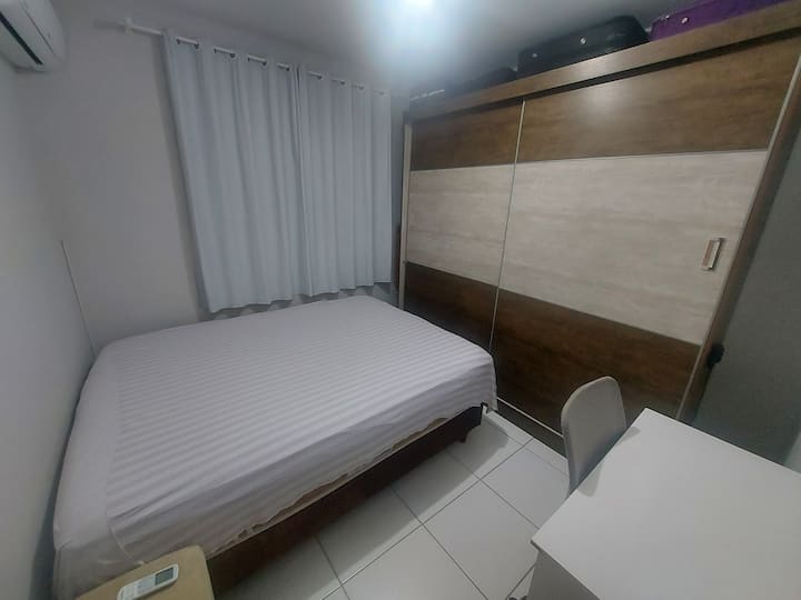 Dormitorio 2 con cama tamaño queen y aire acondicionado.