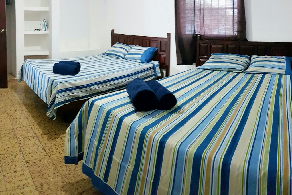 - Main bedroom: 2 double beds, A/C, ceiling fan, closet with hangers.
- Cuarto principal: 2 camas matrimoniales, A/A, ventilador de techo, clóset con ganchos.