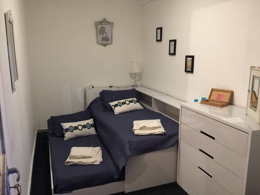 Habitación privada en suite. La cama es marinera, de abajo se puede sacar otra cama.