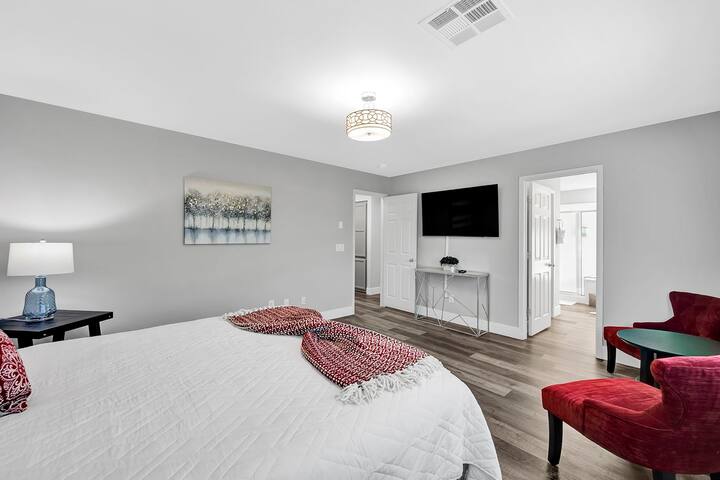 Modern 4 bedroom w/ pool,parking, patio,and grill gallery image 2