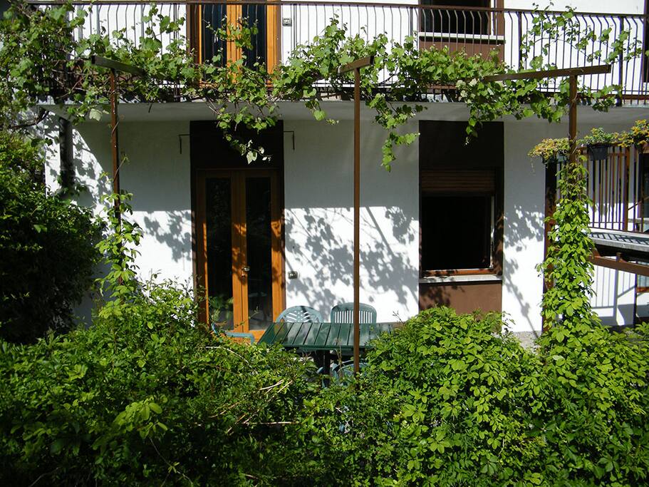 Pergolato con tavolo e sedie - Terrazzo
