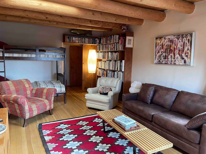 ¡Es una habitación ENORME con espacio para estirarse!