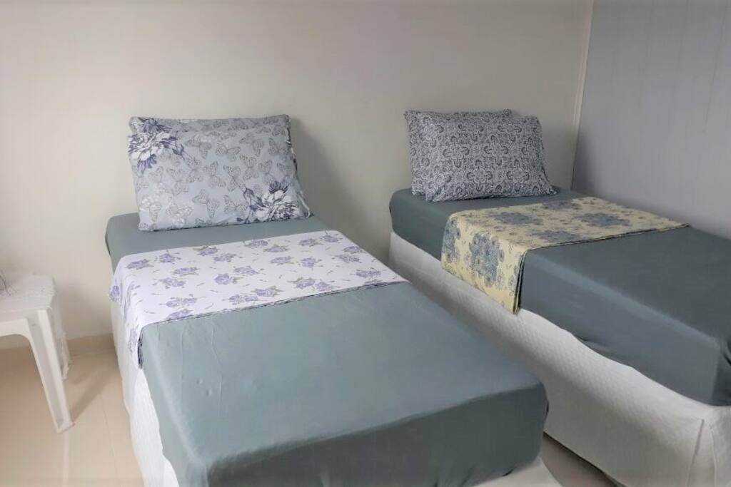 Configuração cama box reversível - duas camas de solteiro box