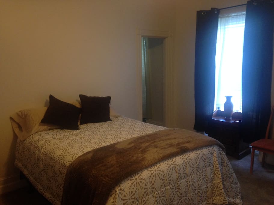 Queen size bed with nice comfy blankets. Extra pillows in the closet