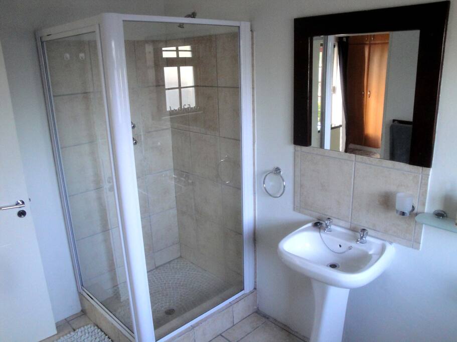 Shower (plenty hot water).