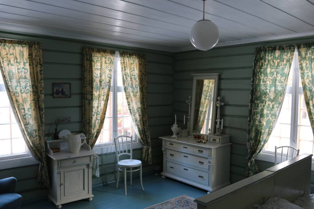 Plenty of morning light. 2 single beds. 2nd floor, North-East.