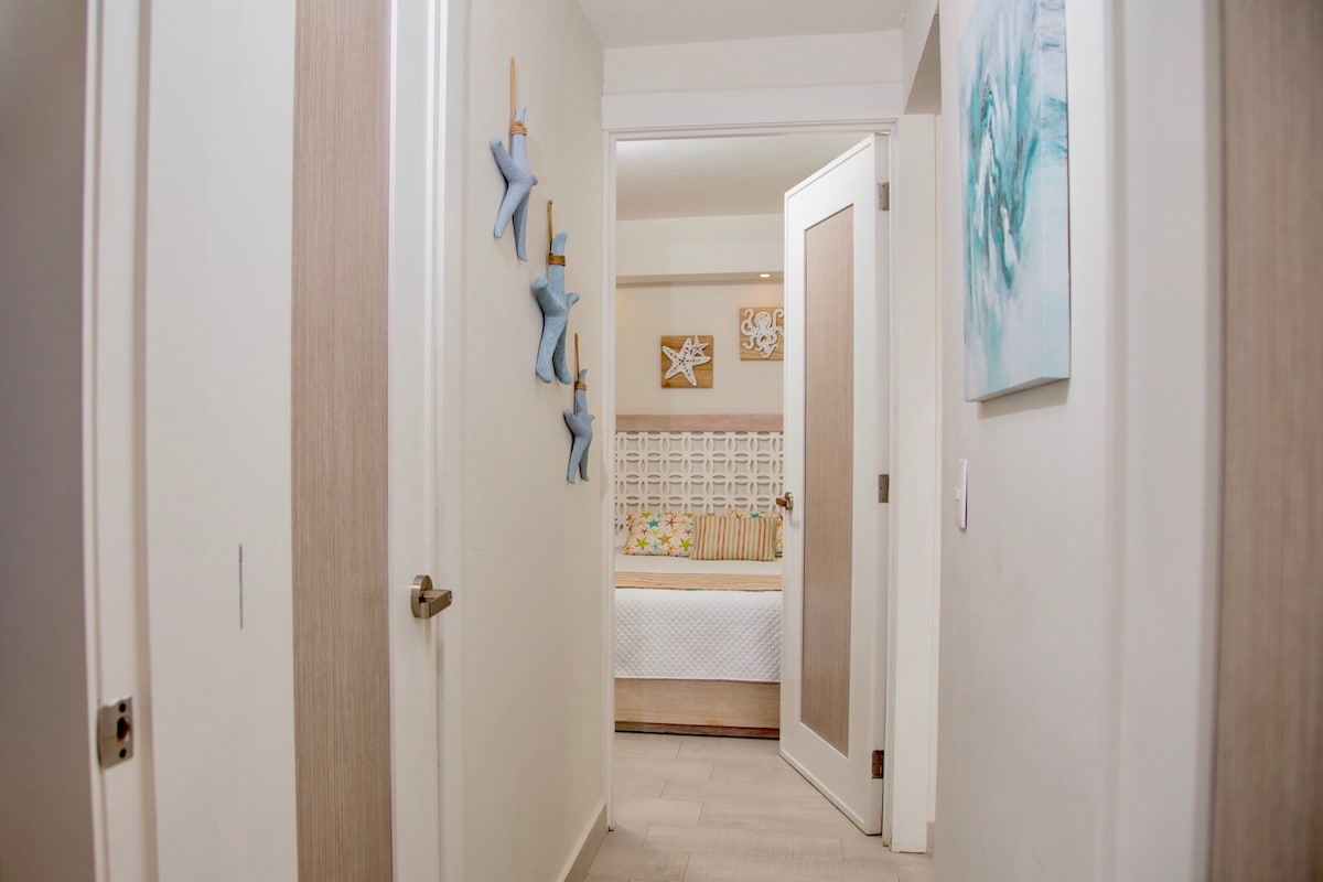 Il y a de délicieuses décorations sur le thème de l'océan dans tout l'appartement