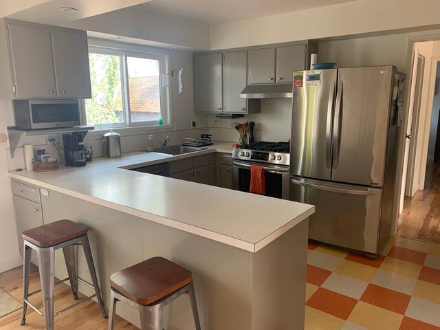 Mt. Tabor Garden Retreat with hot tub & sauna gallery image 4