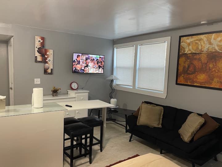 Private One Bedroom Mother In Law House. - Jacksonville, FL