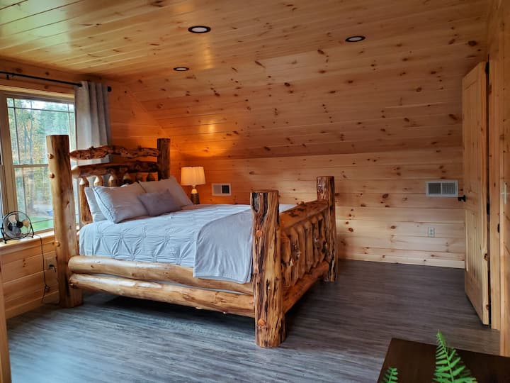 Bedroom #4 - Second Floor
Queen Bed
Nightstand w/ Lamp 