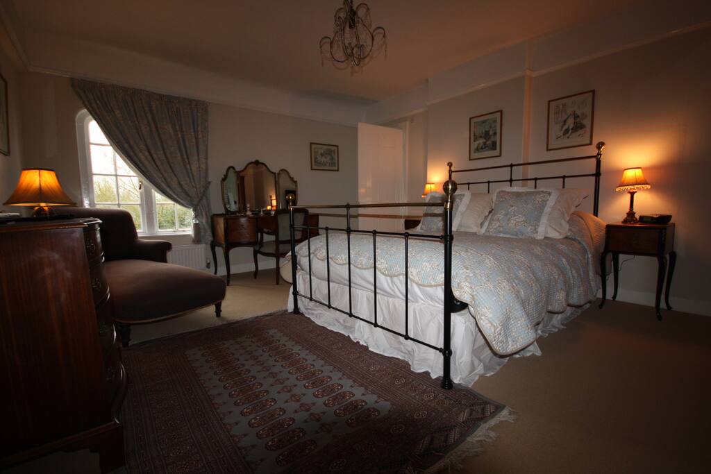 Kingsize comfy bed
with en-suite bath
