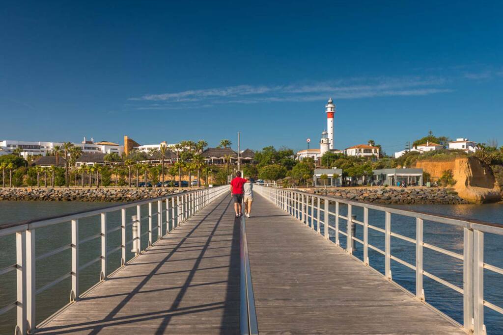 Faros del Rompido desde el muelle del Club Nautico del Rompiso. A la izquierda del faro se encuentra nuestra casa.