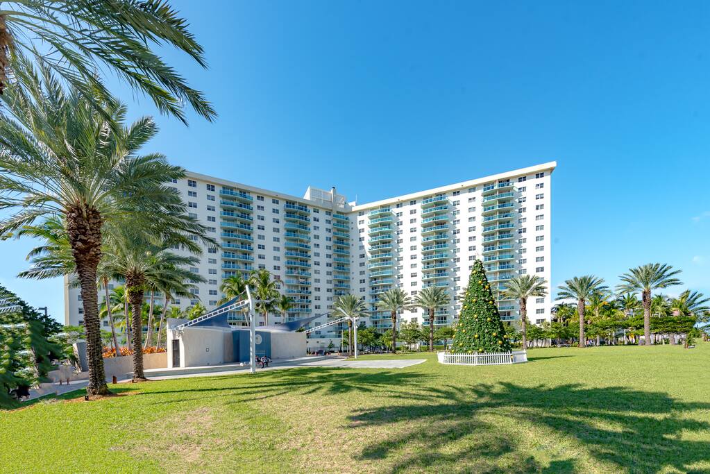 BEAUTIFULL CONDO IN THE HEART OF SUNNY ISLES. Condominiums for Rent