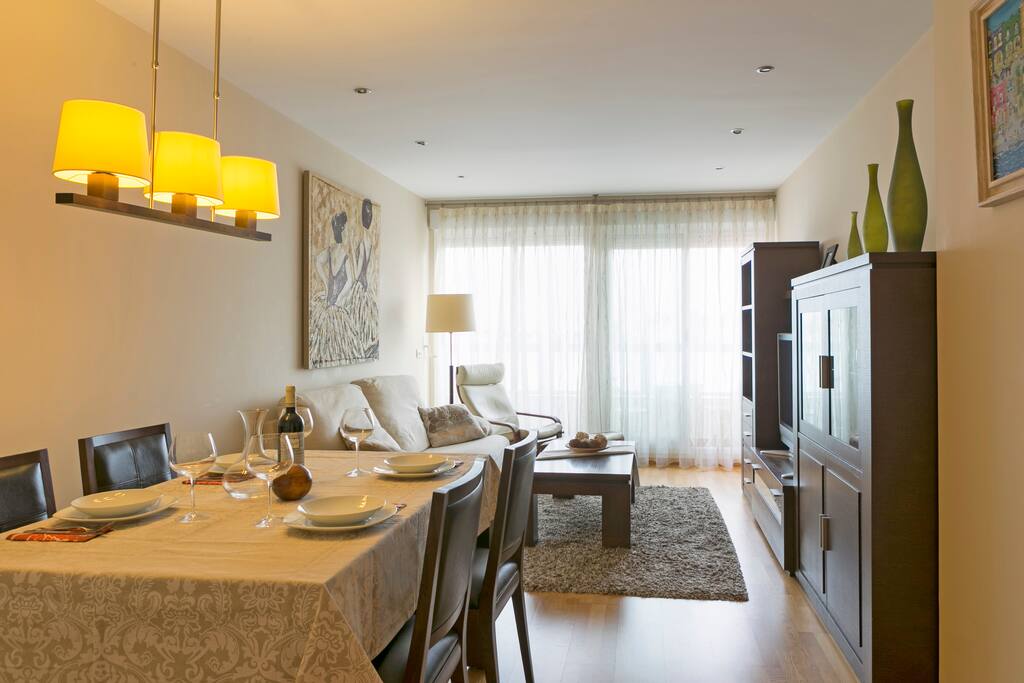 Confortable salón comedor equipado con TV HD. Confortable living room with HD TV equipped.