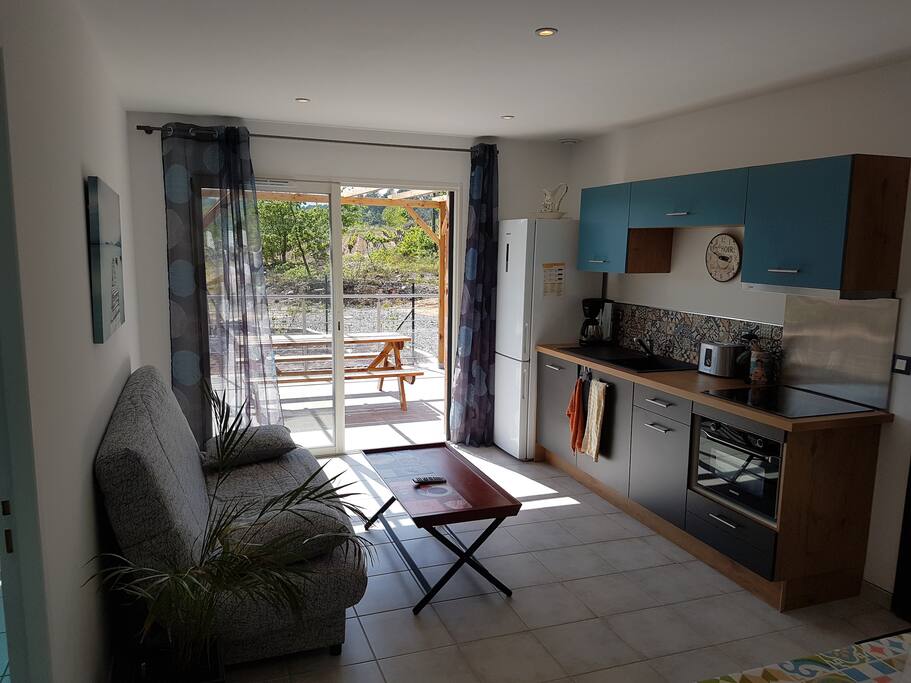 pièce de vie principale avec vue sur la terrasse