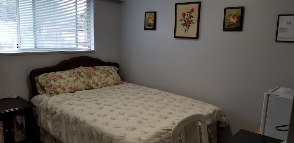 Cozy Bedroom with Queen Bed