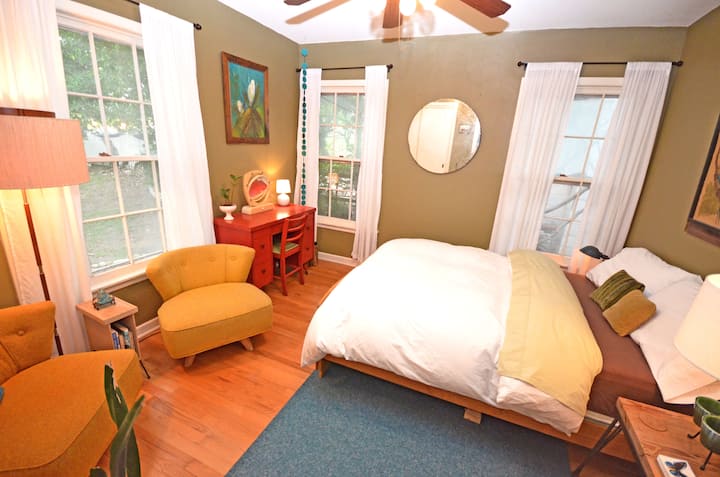 卧室非常宽敞，配有一张舒适的全尺寸床。