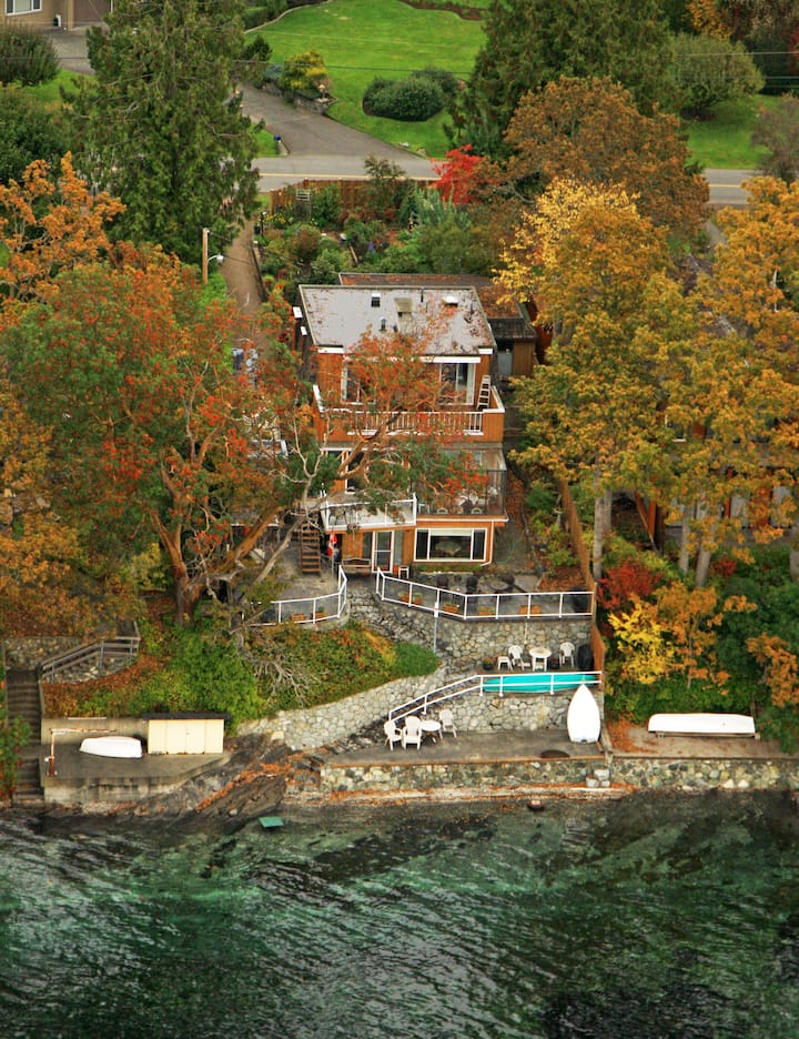 Inlet Beach House Oceanfront Vacation Suite - Cowichan Bay