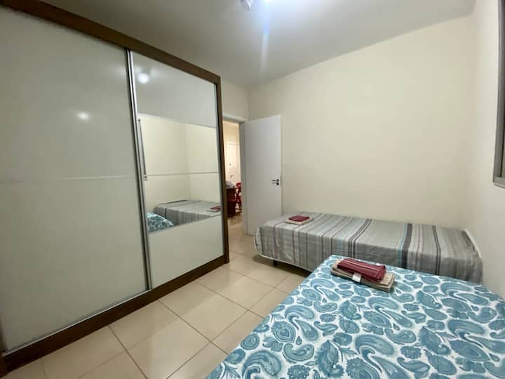 双人床可变成双人床的社交房间 