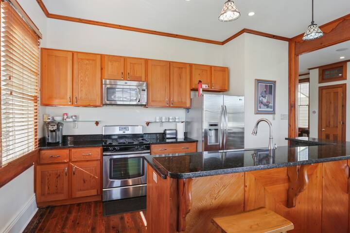 Historic Home Close to Everything gallery image 3