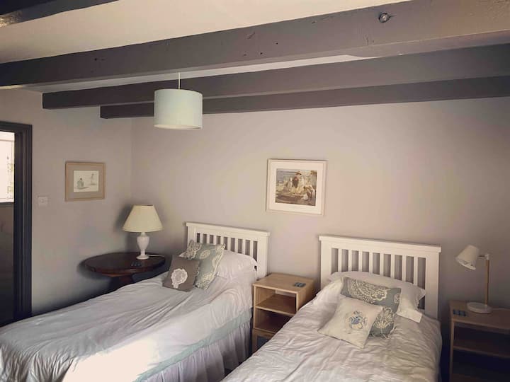 חדר שינה זוגי עם מקום לבגדים וארון מגירות. קומת קרקע.