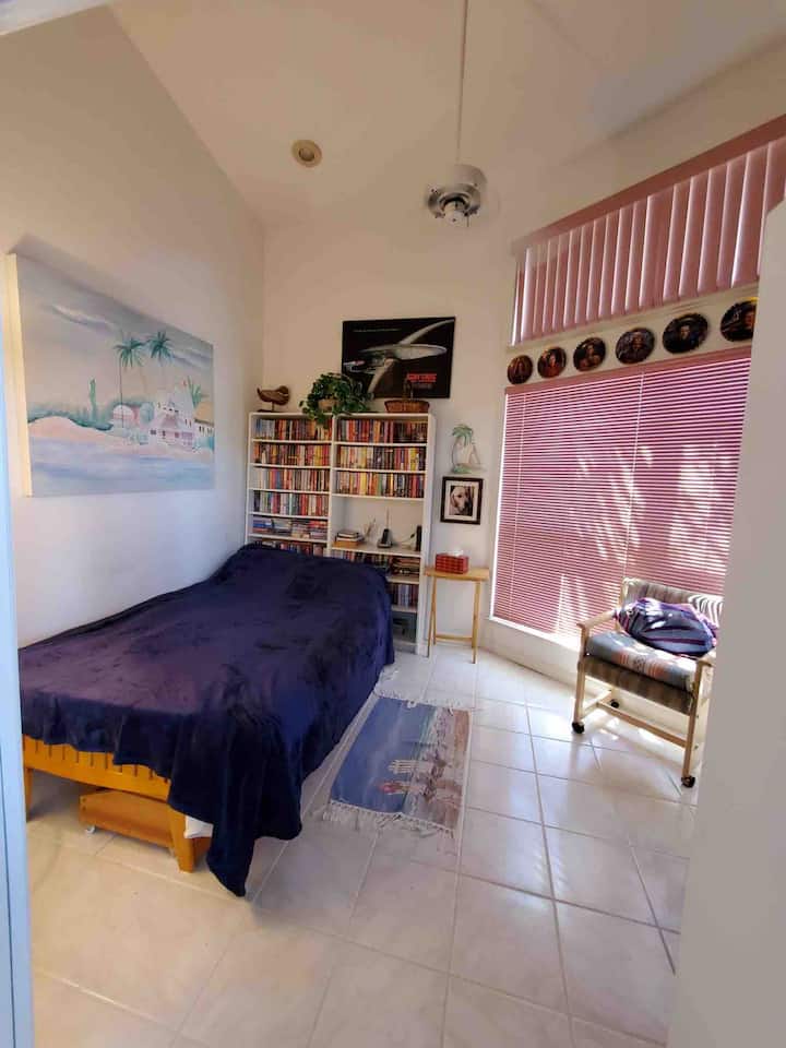 2e chambre avec placard ou salle de lecture.