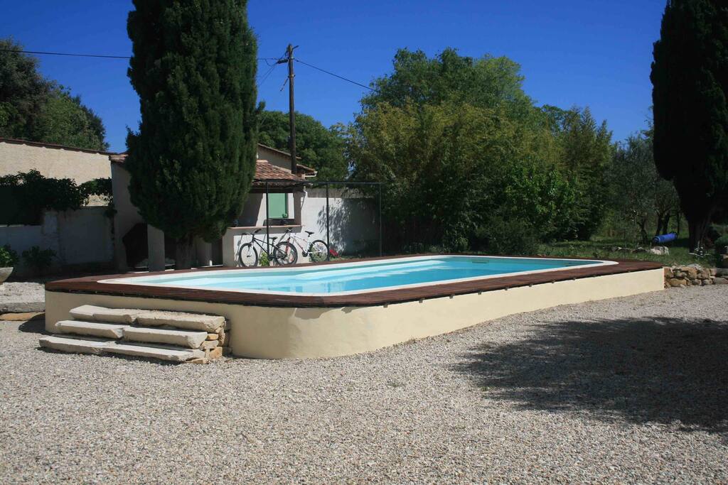 Piscine avec une marche périphérique pour les nageurs peu expérimentés