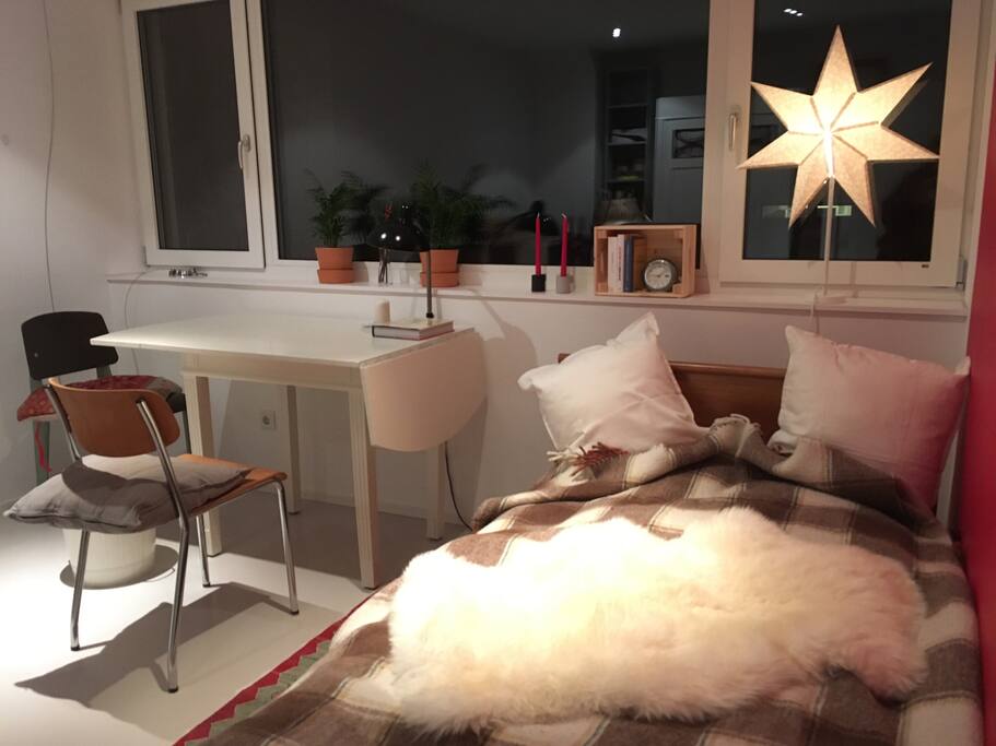 Bett 200x100 und Schreibtisch