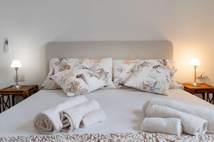 Habitación Casa Beige en el mar de arriba - baño privado
dormitorio doble en el primer piso. 