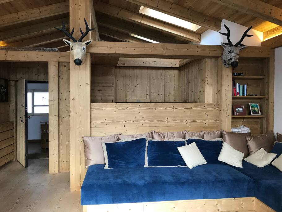 Salotto con vista sulla porta di ingresso e sulla cucina