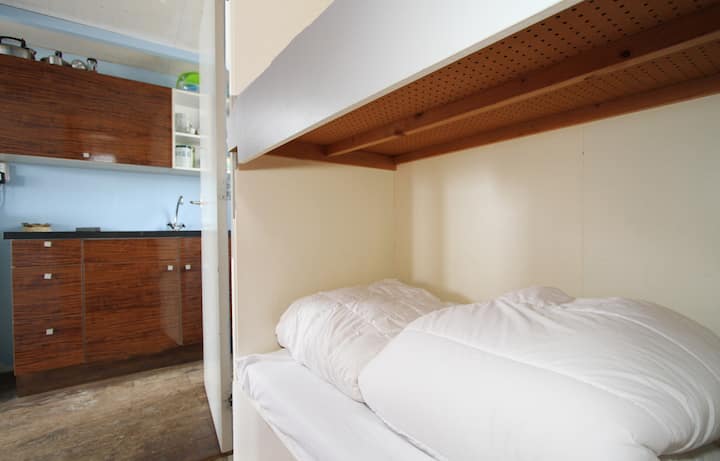 Spavaća soba s krevetom na kat u kojoj spavaju dvije osobe