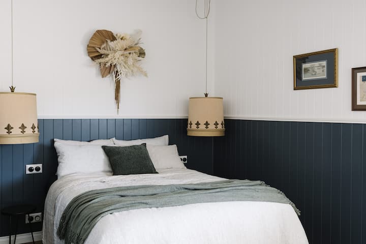 主卧配备豪华床上用品和史诗般的复古灯罩