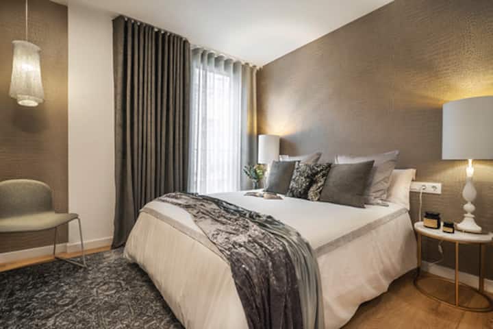 habitación matrimonial con cama grande.