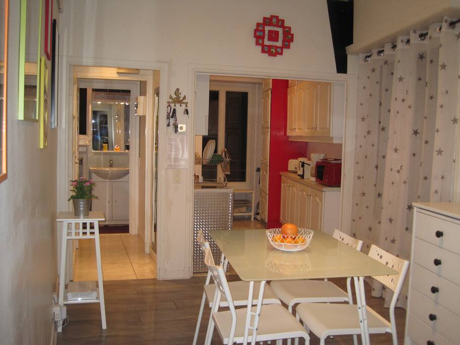 Salle à mange ouverte sur la cuisine