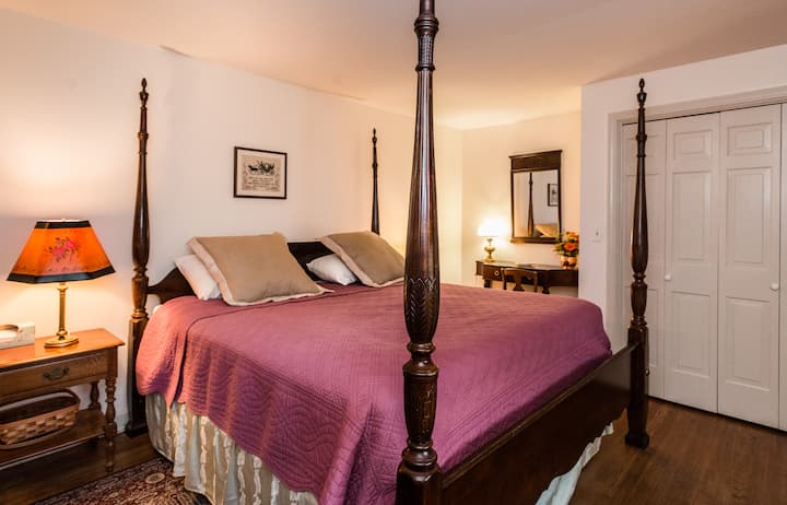 Encontré esto, cama tamaño king en Kent, CT.  Pedí prestado 3 vehículos diferentes hasta que tuve uno lo suficientemente grande como para moverlo.  Fred Judd me dejó pedir prestado su recogida de diésel.  Conduje a su esposa Peg y Jessie a Kent para recogerla.  ¡Lo pasamos muy bien ese día!