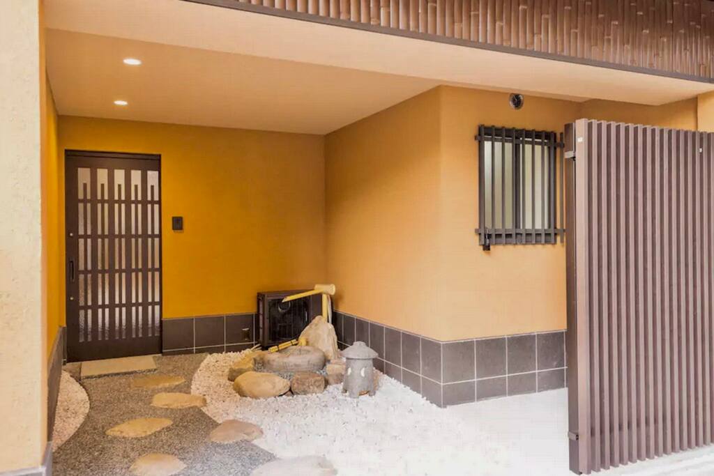 楼下小庭院