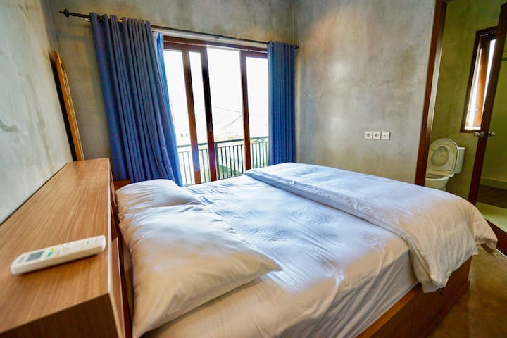 Standard Room & Queen Bed Size (Level 2)