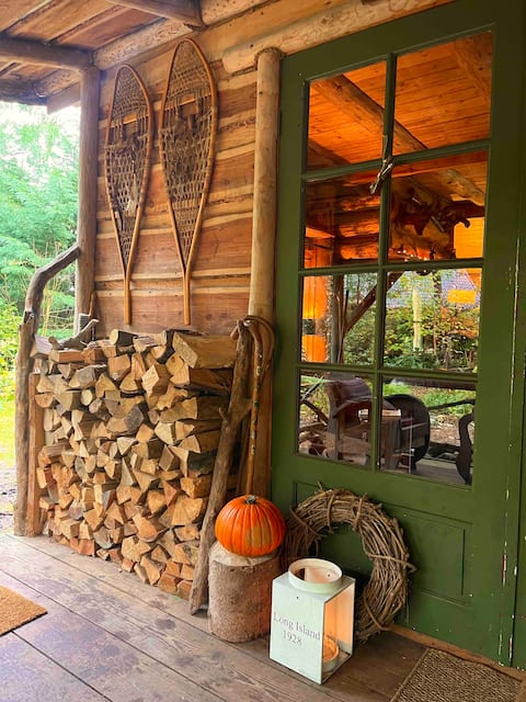 Fenced cabin, wood stove, campfire, dogs welcome