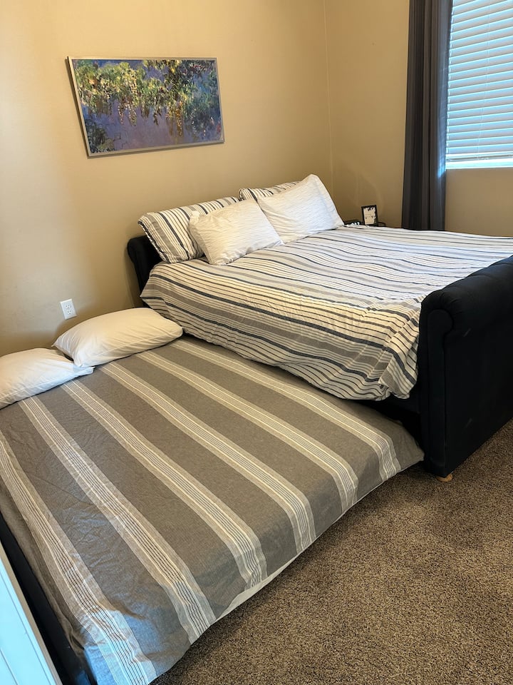 Photo de Queen Size sur un lit gigogne complet si un lit d'appoint est nécessaire.