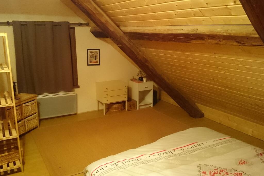 Grande chambre à l'étage avec 1 grand lit 180 cm