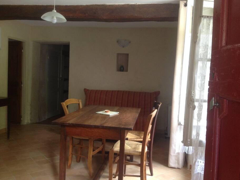 salle à manger avec canapé convertible