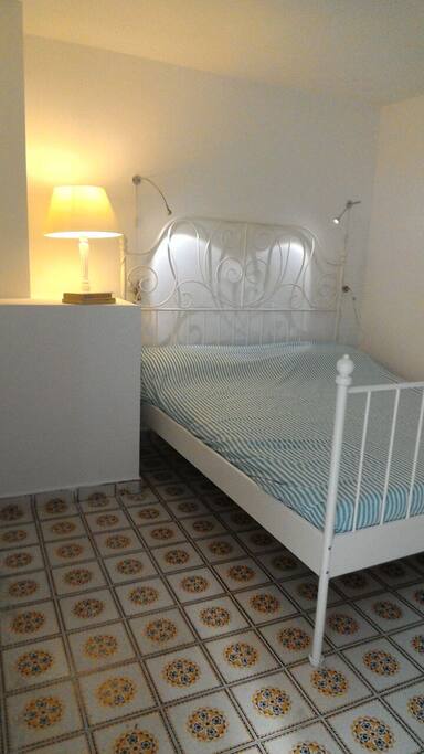 Letto matrimoniale con la possibilità di un lettino aggiuntivo
