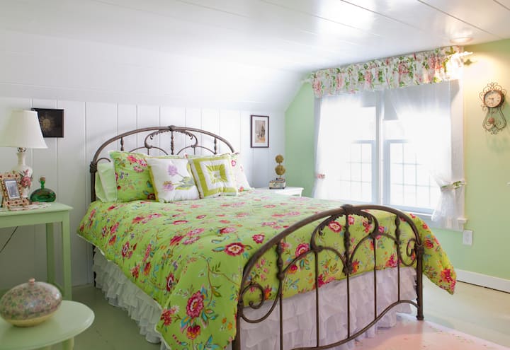 Ghorofa ya Pili: Kitanda kikubwa cha malkia kilichojaa mwanga kinaweza kutoshea godoro la hewa